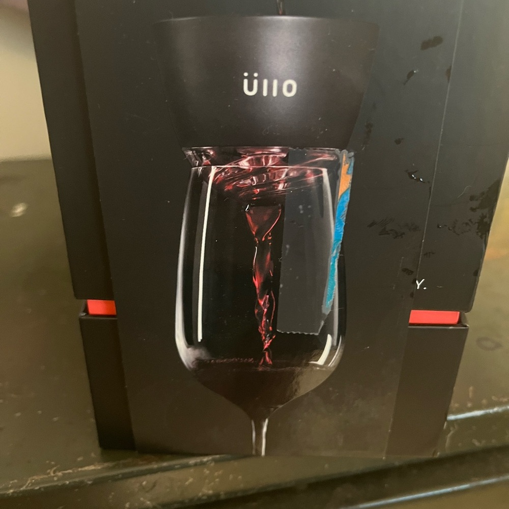 Ullo Wine Purifier Pourer - Black with Red Wine Graphic
